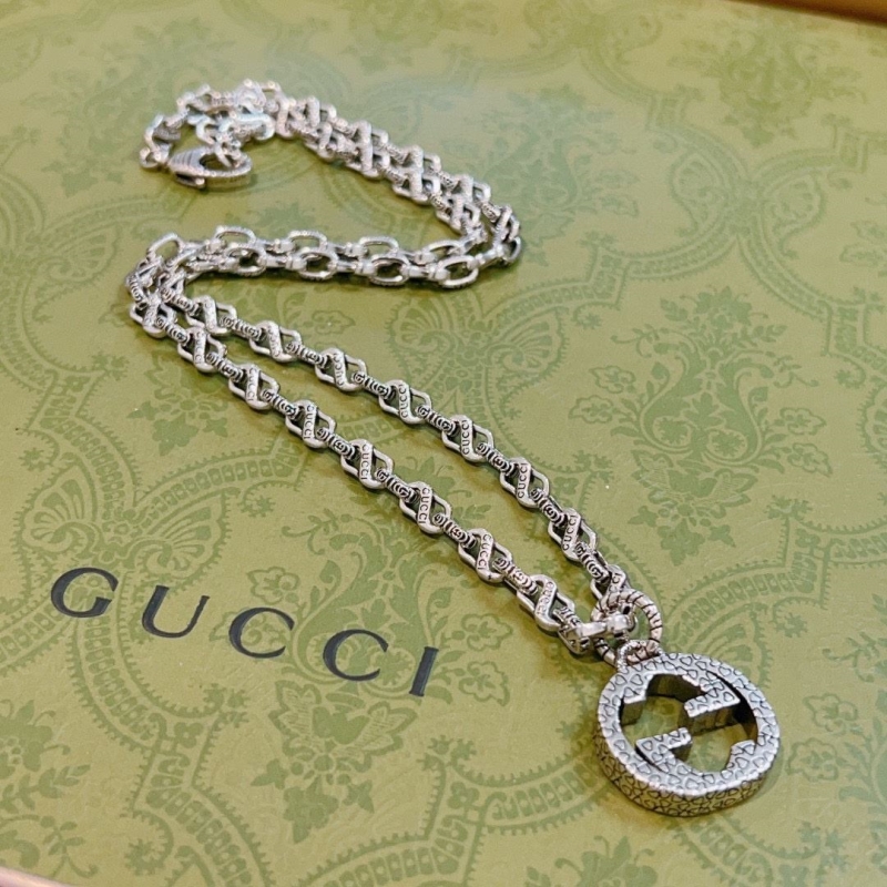 G*u*i necklaces
